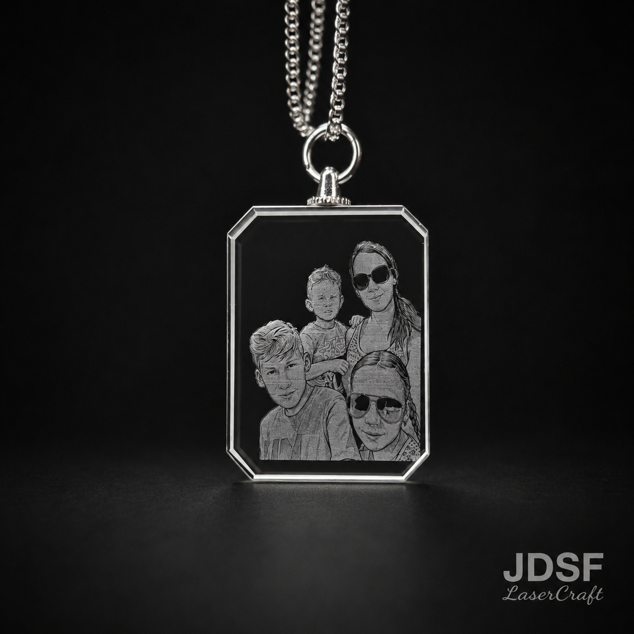 Gravirana družinska fotografija na kvadratnem K9 kristalnem obesku JDSF Laser Craft